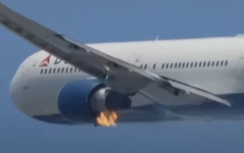 Самолет загорелся во время полета в США