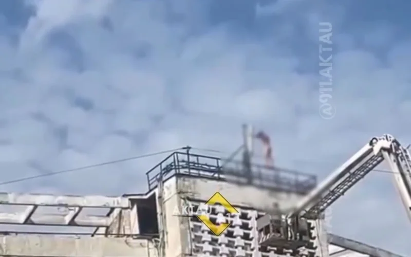 Обнаженный мужчина упал с крыши многоэтажки в Актау