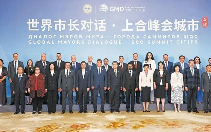 BRICS телеарнасының арнайы сыйлығы берілді BRICS телеарнасының арнайы сыйлығы берілді