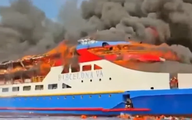 Паром с 280 людьми на борту загорелся в Индонезии