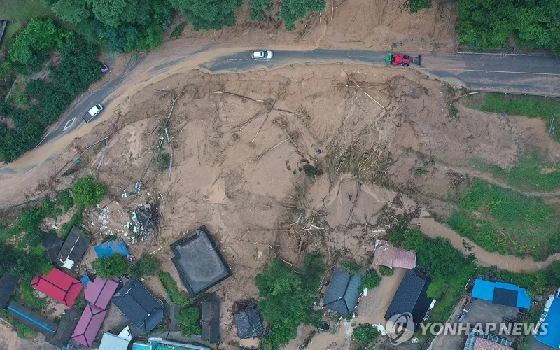 President Lee Jae Myung instructed the government Sunday to find ways to swiftly designate areas hit hard by recent heavy rains as special disaster zones, his spokesperson said.