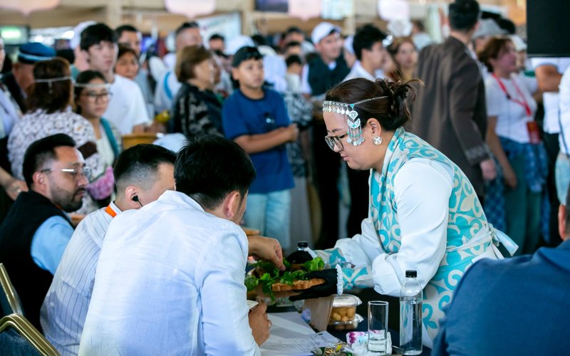 ulttyq kıim, qazaqsha kıim, qazaq qyzdary