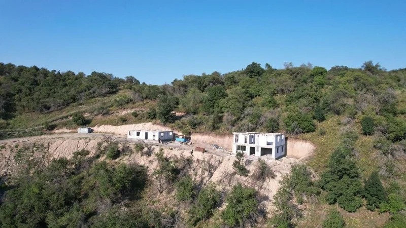 Алматының тау бөктерінде екі заңсыз нысан сүрілді