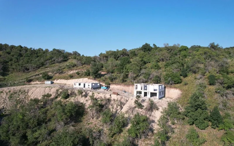 Сразу два незаконных объекта снесли в предгорье Алматы