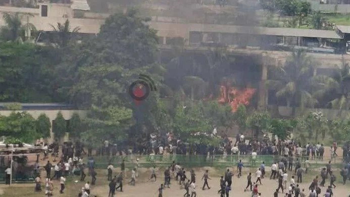 Самолет ВВС Бангладеш упал на крышу столовой колледжа 