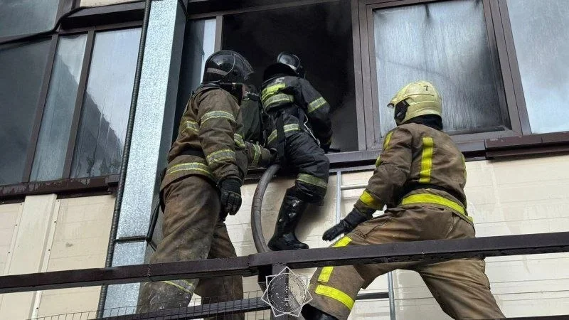 Astanada úsh qabatty ǵımarat órtke orandy