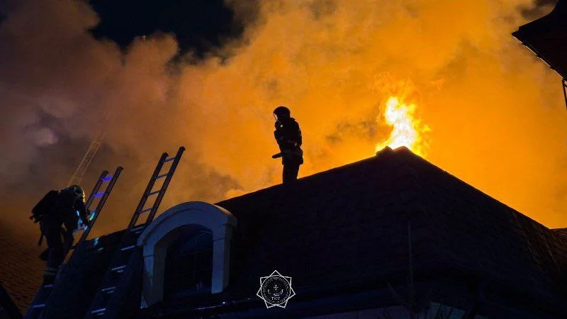 Пожар в трехэтажном здании в Астане удалось потушить