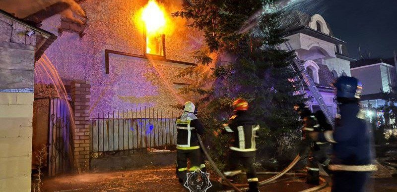 Астанада үш қабатты ғимарат өртке оранды Астанада үш қабатты ғимарат өртке оранды