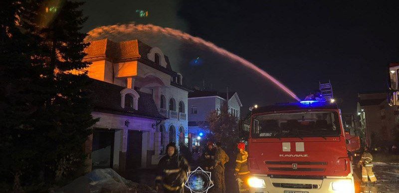 Астанада үш қабатты ғимарат өртке оранды Астанада үш қабатты ғимарат өртке оранды