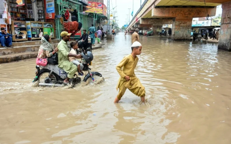 Rains, flash floods kill 21 in Pakistan