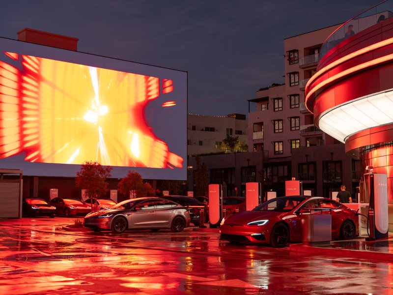Tesla’s first Diner opens in Hollywood as fans camp out for hours Tesla Diner