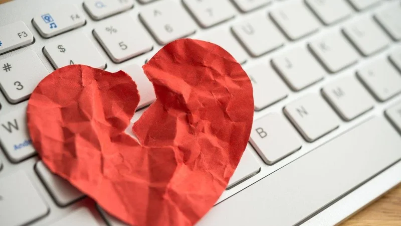 Онлайн махаббаттың соңы жаралы жүрек пен бос әмиянға әкеліп соғады