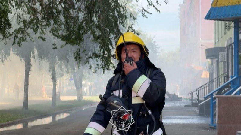 В Усть-Каменогорске потушили горевшую крышу пятиэтажки: эвакуированы 45 человек В Усть-Каменогорске потушили горевшую крышу пятиэтажки: эвакуированы 45 человек