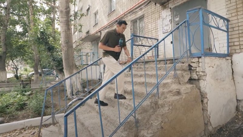 «Таза қала» в Хромтау: ухоженные аллеи, опасные люки и слежка за журналистами «Таза қала» в Хромтау: ухоженные аллеи, опасные люки и слежка за журналистами