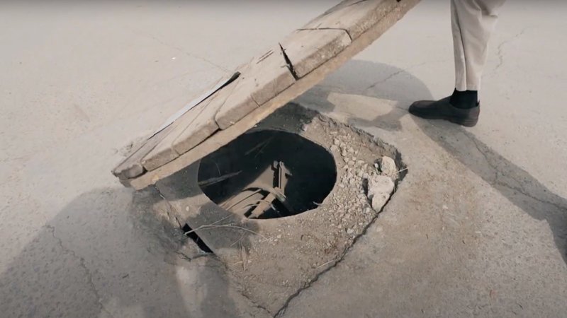 «Таза қала» в Хромтау: ухоженные аллеи, опасные люки и слежка за журналистами