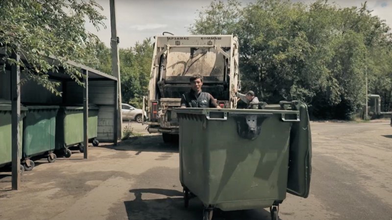 «Таза қала» в Хромтау: ухоженные аллеи, опасные люки и слежка за журналистами