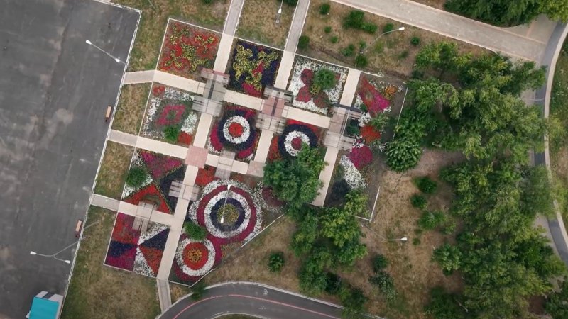 «Таза қала» в Хромтау: ухоженные аллеи, опасные люки и слежка за журналистами