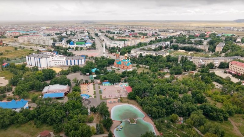 «Таза қала» в Хромтау: ухоженные аллеи, опасные люки и слежка за журналистами