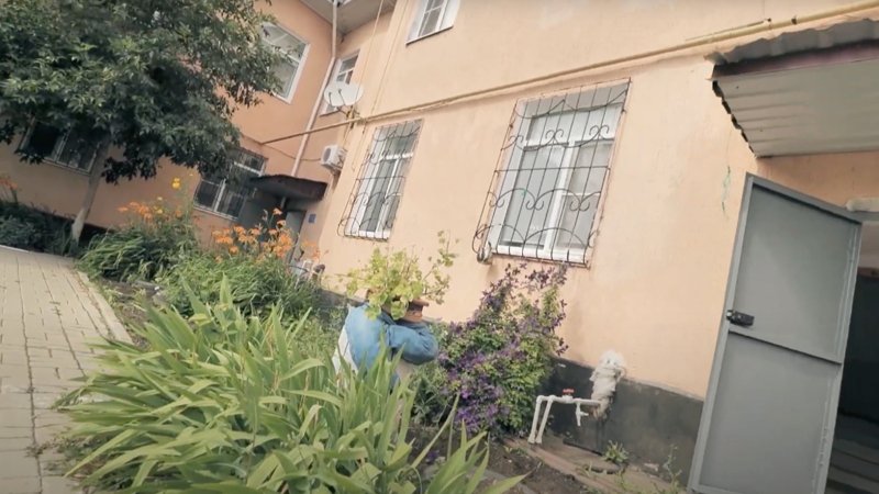 «Таза қала» в Хромтау: ухоженные аллеи, опасные люки и слежка за журналистами