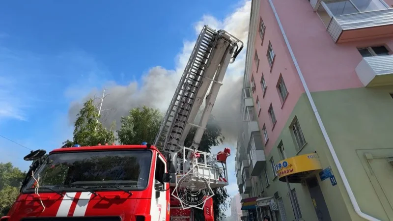Óskemende besqabatty úıdiń shatyry otqa orandy: 45 adam evakýatsııalandy