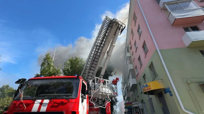 Пожар на крыше жилого дома в Усть-Каменогорске: эвакуированы 45 человек