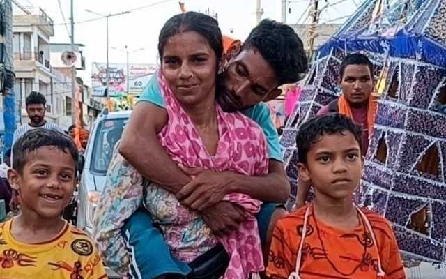 Үндістандық әйел мүгедек күйеуін арқалап, жаяу 150 шақырым жолды еңсерді