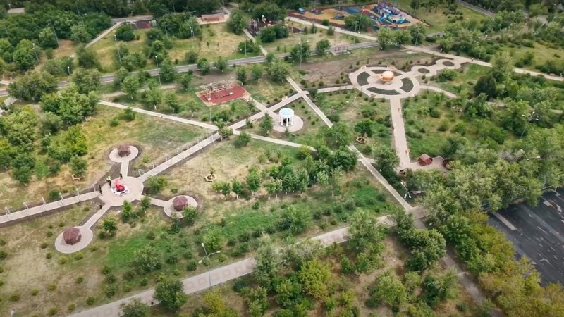 «Таза қала» в Хромтау: ухоженные аллеи, опасные люки и слежка за журналистами