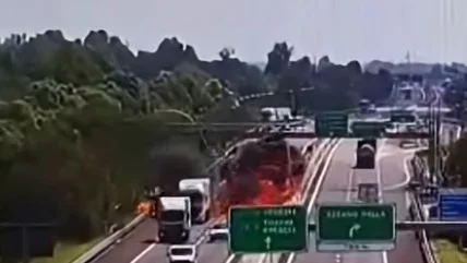 Самолет упал на оживленную трассу в Италии