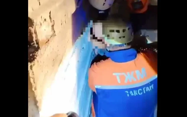 Jambylda tórt jasar bala beton taqtalar arasynda qysylyp qaldy