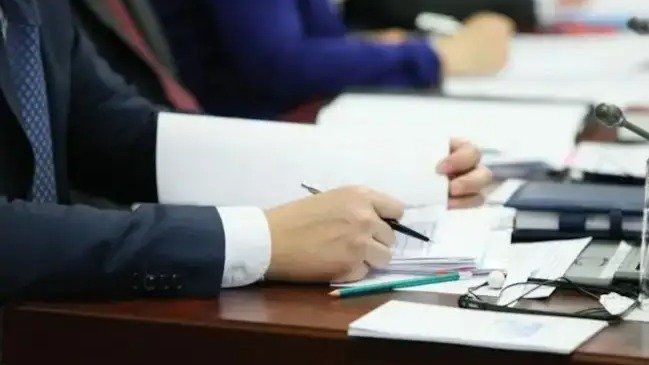 БҚО-да сессия отырысында дауыс көтерген ауыл әкіміне қатаң сөгіс берілді