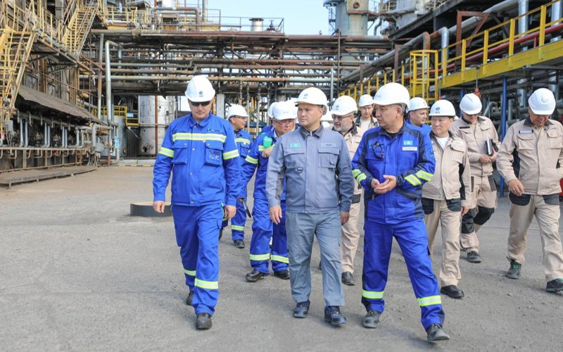 Сколько нефти переработали Атырауский, Павлодарский и Шымкентский заводы за полгода