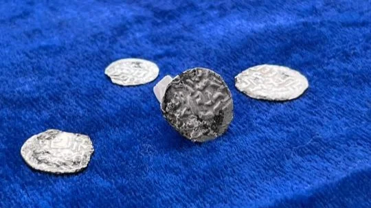 «Ақтөбе-Лаэти» қалашығынан сирек кездесетін көне күміс тиындар табылды