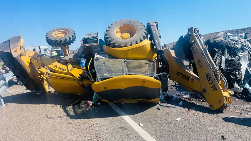  Алматы-Бішкек жолында Toyota Alphard тракторға соқтығысып, 6 адам мерт болды 