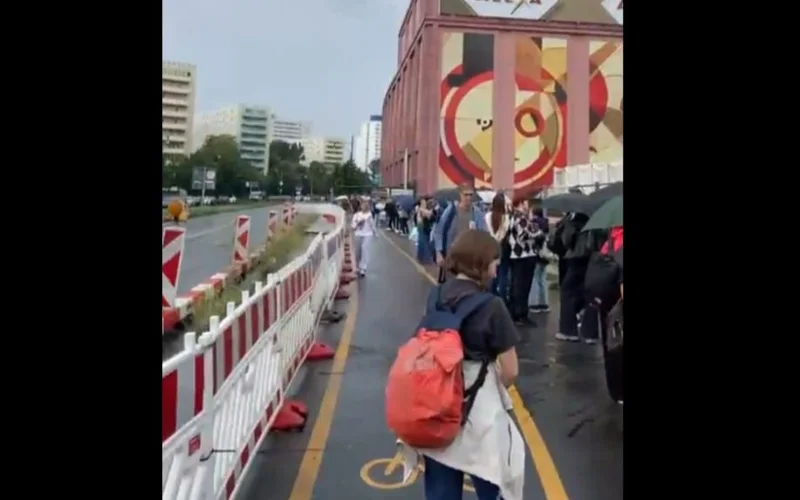 Сотни человек пришли на открытие магазина с Лабубу в Берлине 