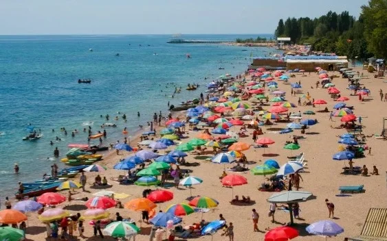 Требующих оплату за зонты на пляжах Иссык-Куля будут наказывать в Кыргызстане