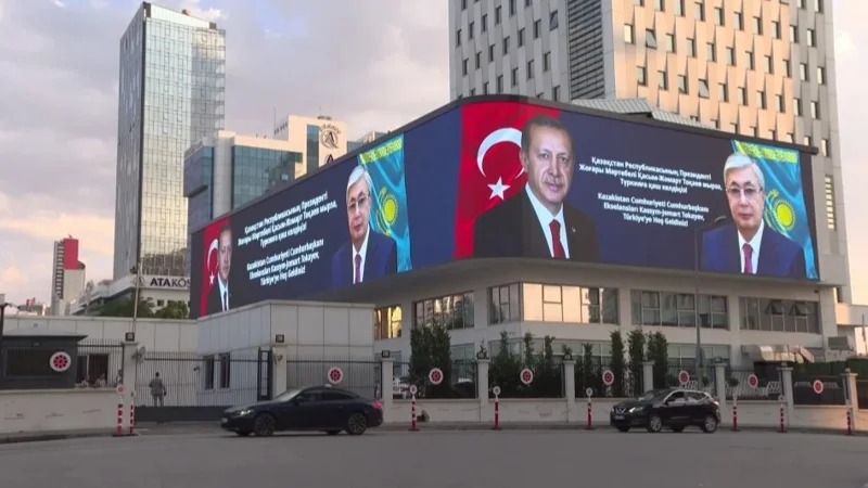  Qazaqstan Prezıdentiniń saparyna oraı Ankara kósheleri arnaıy bannermen bezendirildi