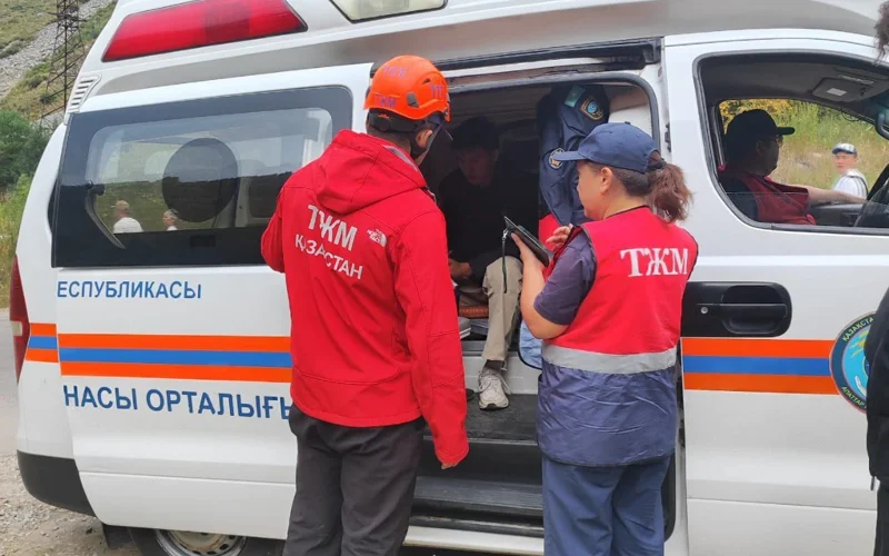 Спасатели эвакуировали туриста с высоты 3300 метров в горах Алматы