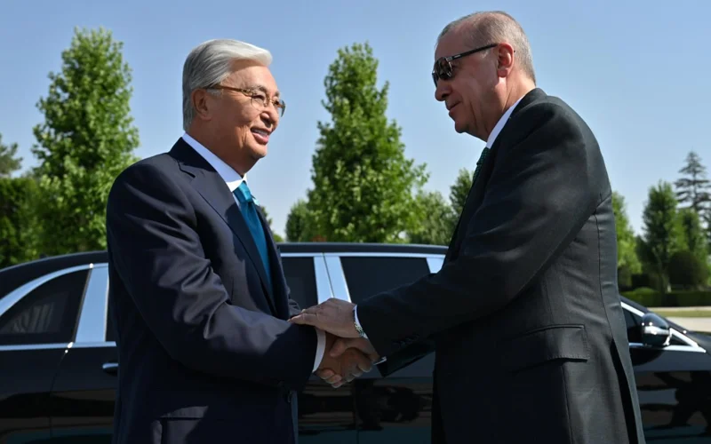 Recep Tayyip Erdogan welcomes Kassym-Jomart Tokayev at presidential palace in Ankara