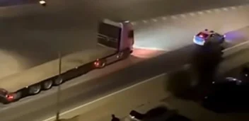 Aqtaýda polıtsııadan qashqan júk kóliginiń júrgizýshisin jerge shege tósep toqtatty 