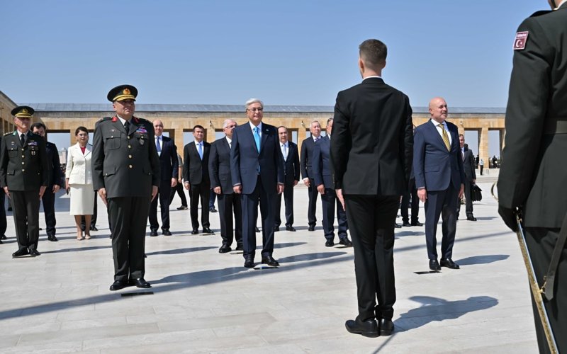 Президент Мұстафа Кемал Ататүрік кесенесіне зиярат етті Президент Мұстафа Кемал Ататүрік кесенесіне зиярат етті