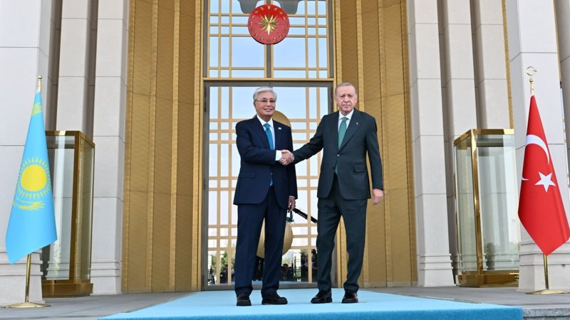 Мемлекет басшысын Анкарадағы Президент сарайында салтанатты қарсы алу рәсімі өтті Мемлекет басшысын Анкарадағы Президент сарайында салтанатты қарсы алу рәсімі өтті