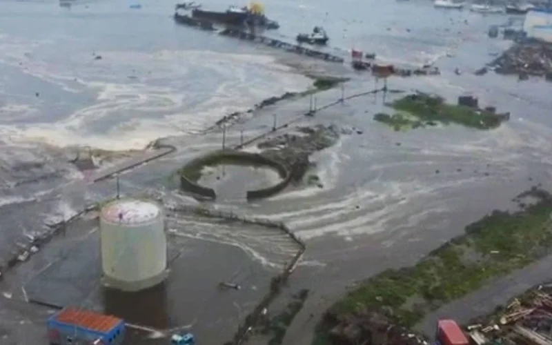 Землетрясение на Камчатке вызвало волну предупреждений о цунами в разных странах 