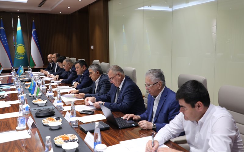 Оңтүстік өңірлерді сумен қамтамасыз ету: Қанат Бозымбаев Бішкек пен Ташкентте келіссөздер өткізді