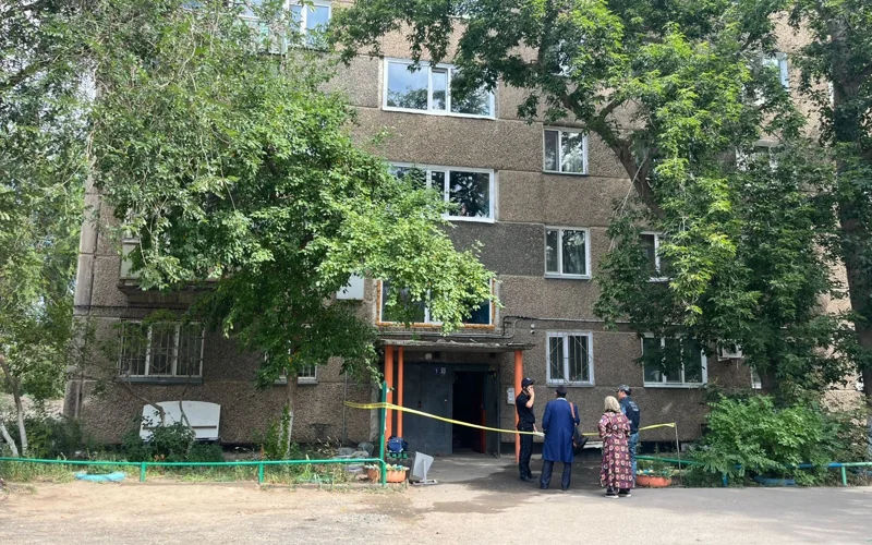 Павлодарда әйел екі баласын терезеден лақтырып, өзі де секіріп кеткен