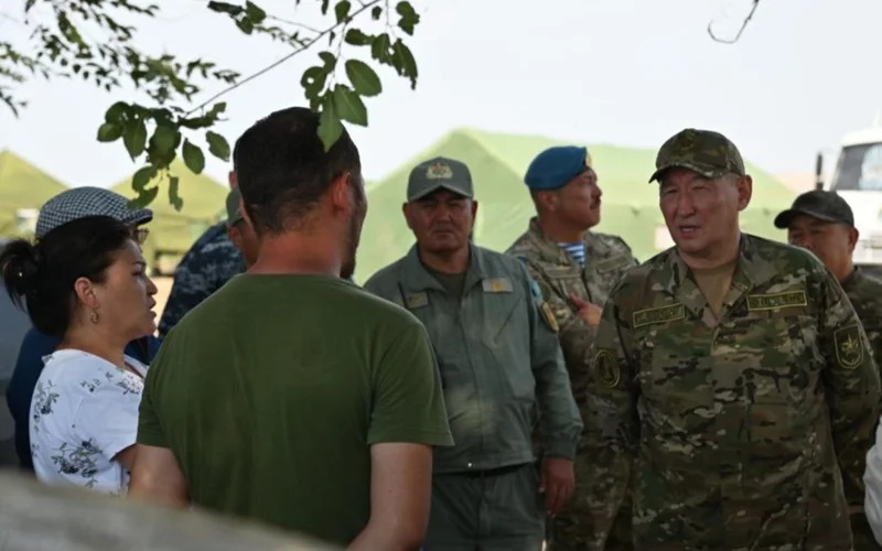 Министр обороны - о крушении вертолета: Делаем все, чтобы найти пропавших ребят