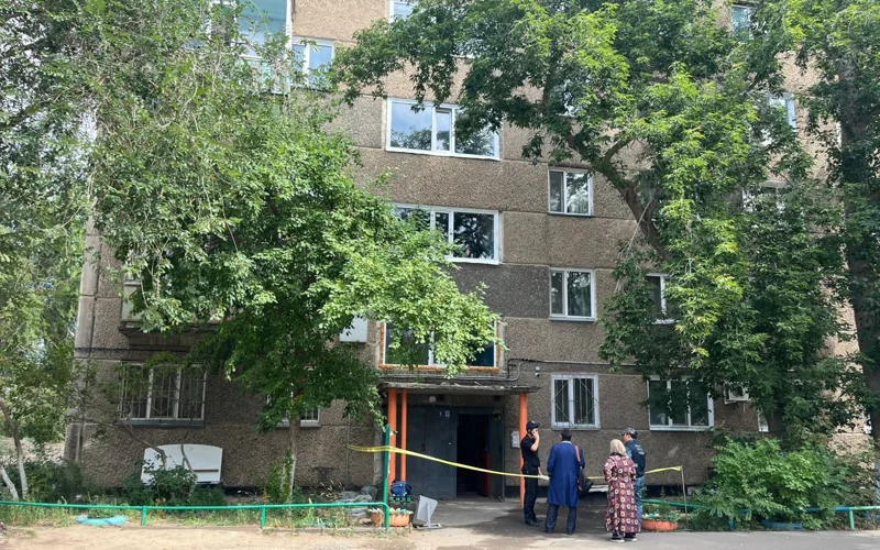 Женщина выбросила из окна детей и выпрыгнула сама в Павлодаре