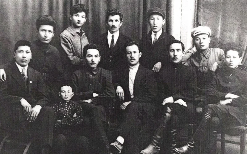 Где училась казахская интеллигенция