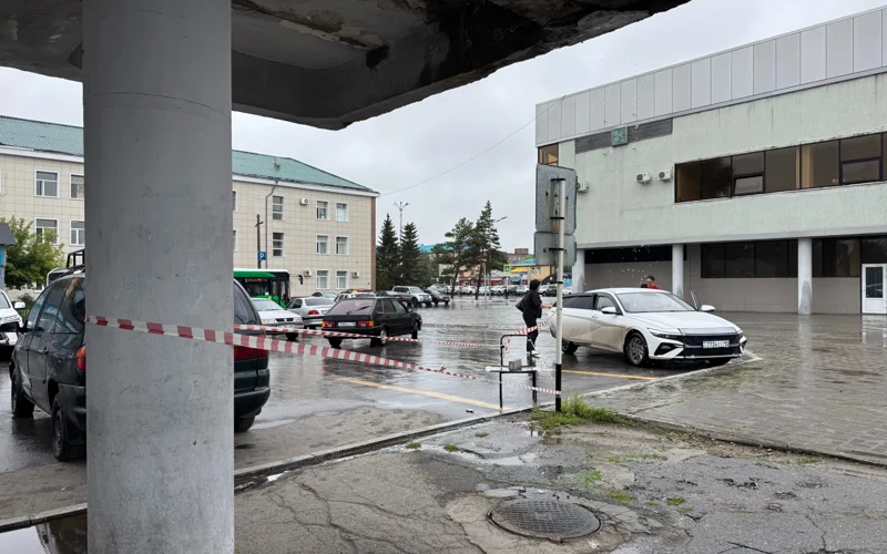 Жителей Костаная напугал аварийный навес у железнодорожного вокзала