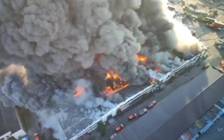 Bıg Shanhaıdaǵy órt MChS: Pojarnye vrýchnýıý vskryvalı vorota na meste ChP v «Bıg Shanhae»