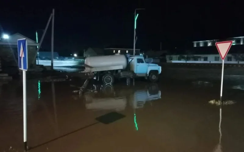 Улицы Аральска ушли под воду